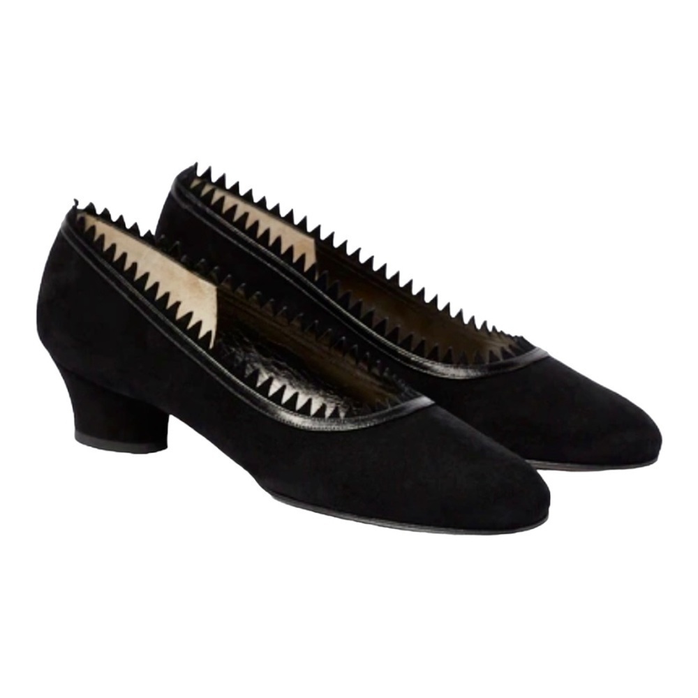 Salvatore Ferragamo Frania 40 Black Suede Leather Scallop Pumps Womens 7 AAA